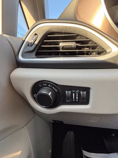 2023 Chrysler Voyager LX