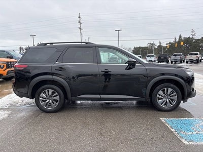 2024 Nissan Pathfinder SV