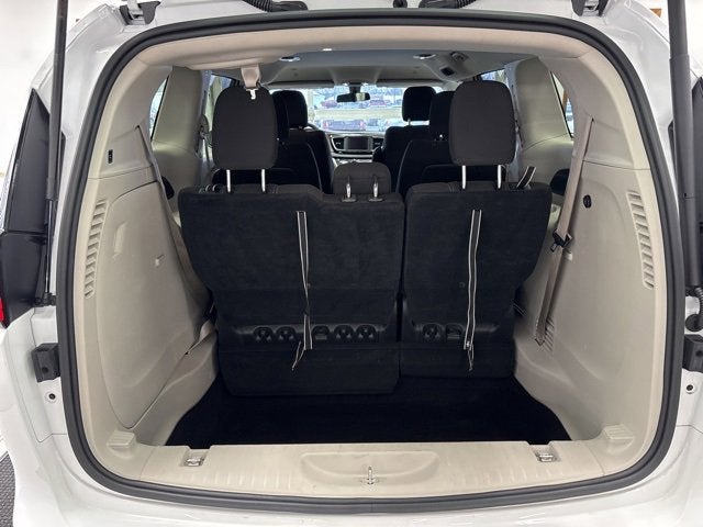 2022 Chrysler Voyager LX